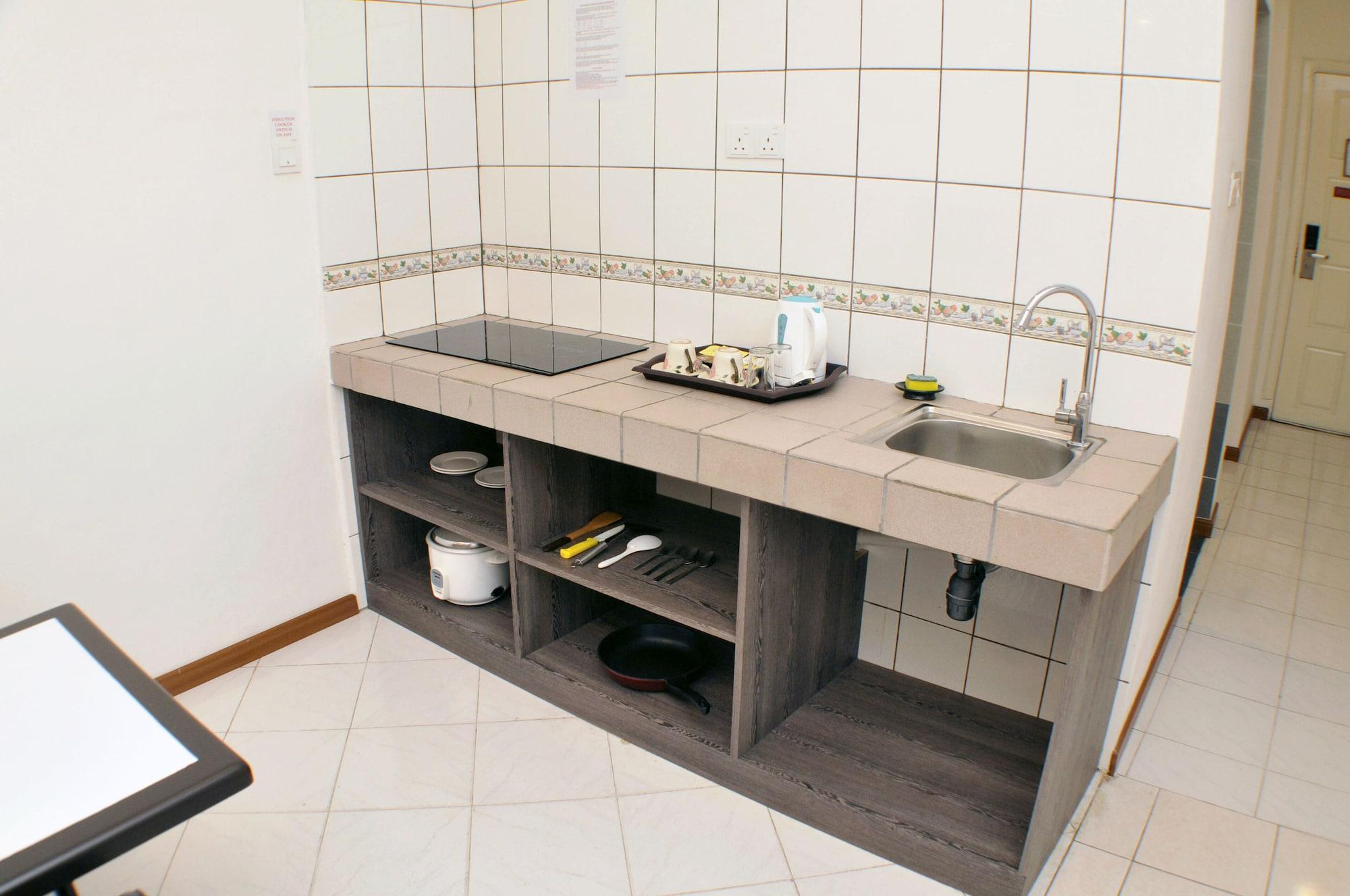 Promenade Service Apartment Кота-Кинабалу Экстерьер фото